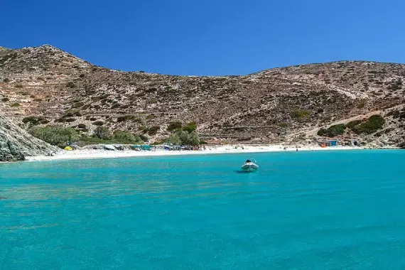 Panorama de Donoussa entre cielo azul y mar en las Cícladas.