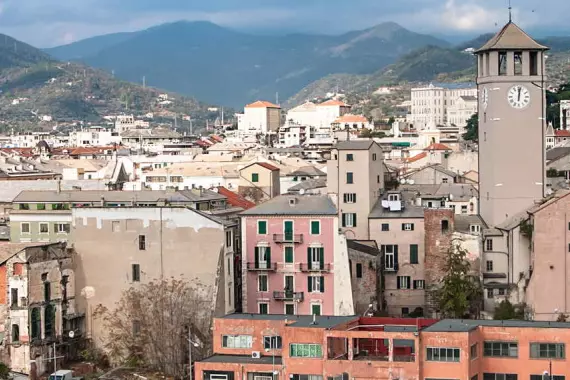 Vista del centro de la ciudad de Savona, Italia